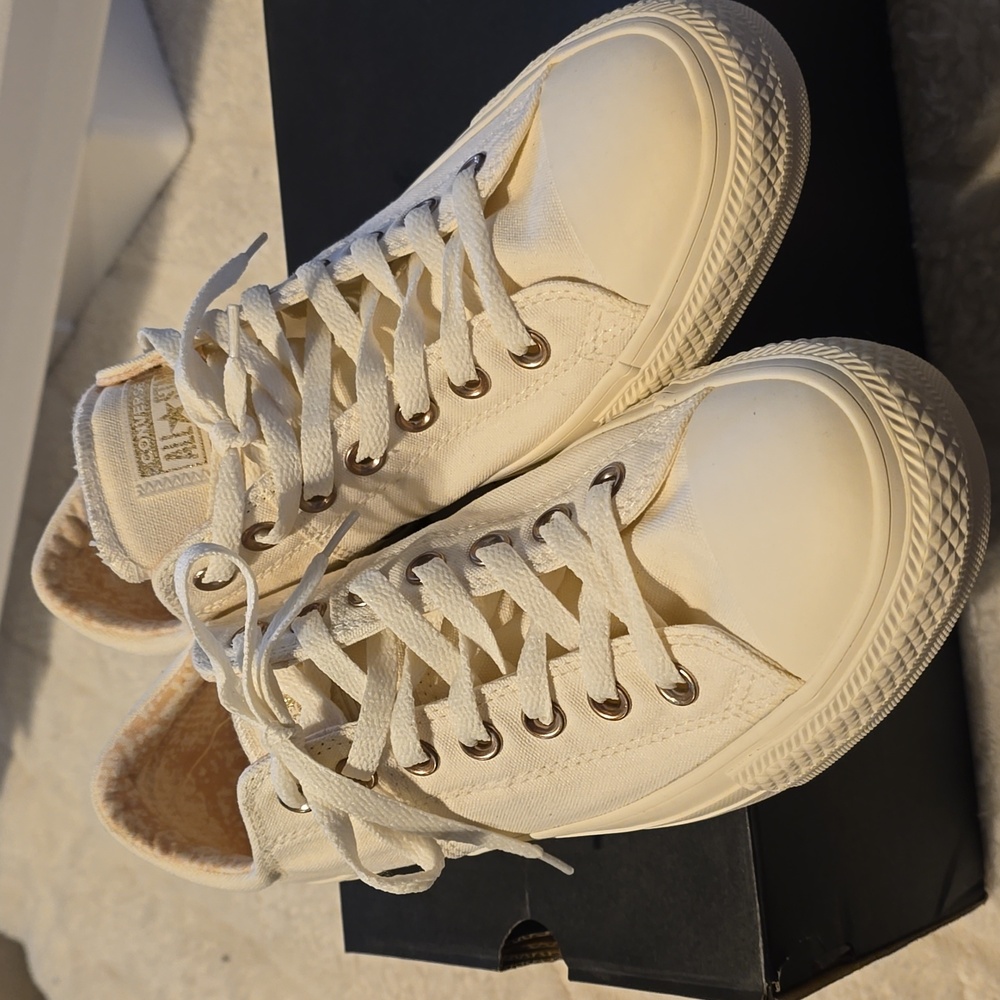 Women's Converse size 11